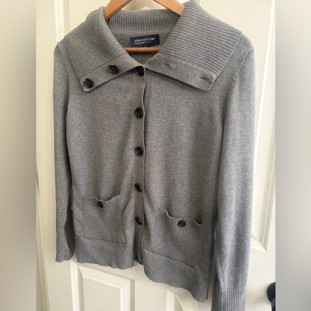 Beautiful Jones New York Gray Button-Front Shawl Collar Cardigan Petite Medium.